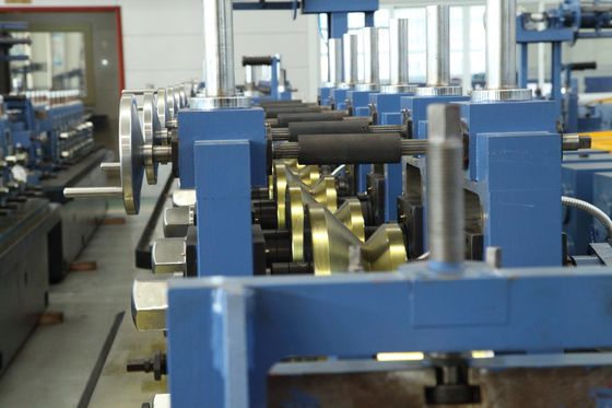 Machine de formage de tubes en alliage bas de 20 × 20 mm ≈ 150 × 150 mm pour la production de tubes carrés jusqu'à 100 m/min