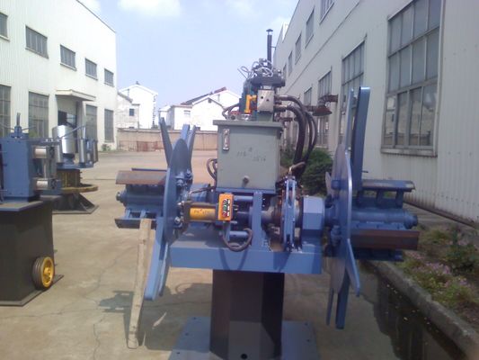 Machine à souder des tuyaux en acier allié avec accumulateur et table d'épuisement pour la production continue de tuyaux industriels