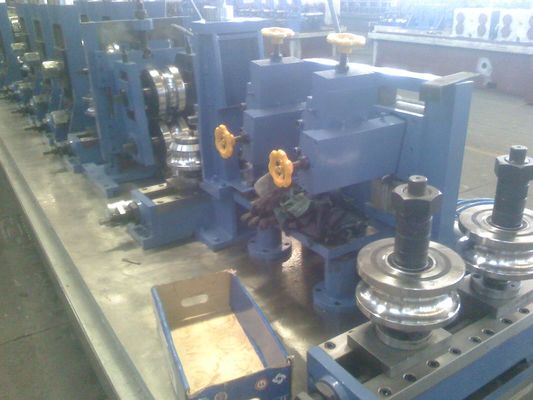 Machine à souder des tuyaux en acier allié avec accumulateur et table d'épuisement pour la production continue de tuyaux industriels