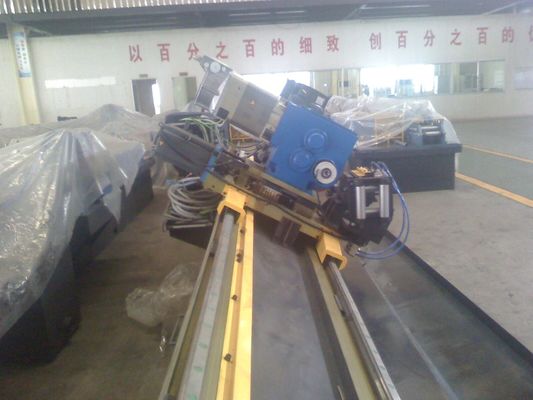 Machine à souder des tuyaux en acier allié avec accumulateur et table d'épuisement pour la production continue de tuyaux industriels