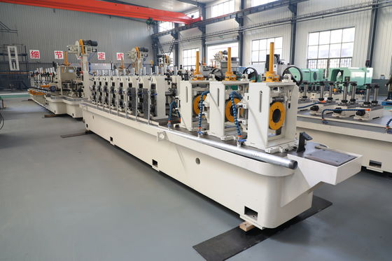Les usines de tubes d'acier standard ISO. Φ114 ∙ 325 mm grande machine de broyeur de tubes pour la production de tuyaux structurels, d'eau et d'énergie.