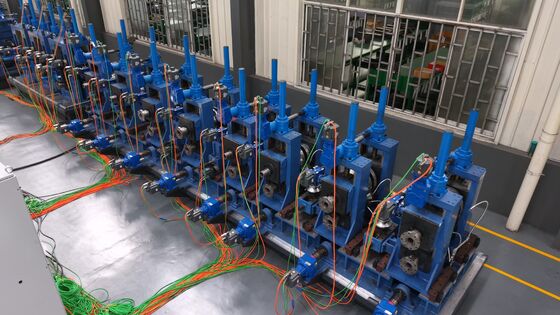 Machine à souder des tuyaux en acier allié avec accumulateur et table d'épuisement pour la production continue de tuyaux industriels